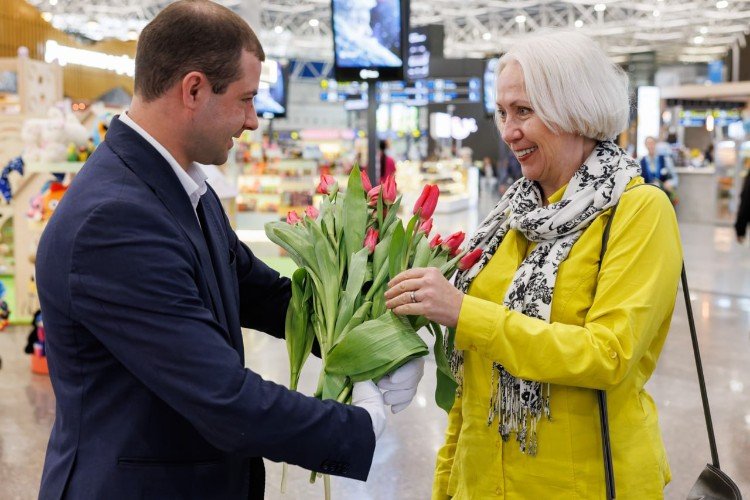 Тысяча тюльпанов, саксофон и портреты: как аэропорт Сочи поздравил путешественниц