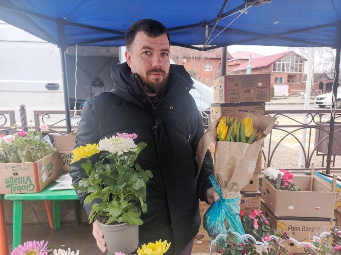 Цветы подешевели: в Усть-Лабинске открылась праздничная ярмарка