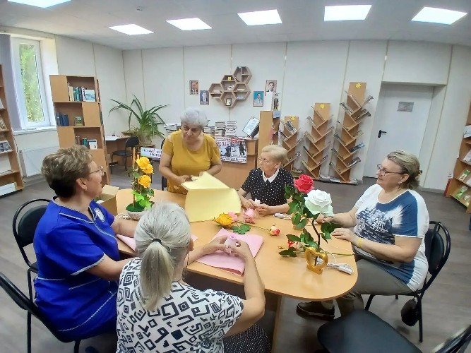Творчество как инструмент долголетия: пенсионеров обучают рукоделию